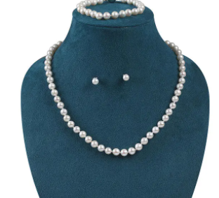 How should a pearl necklace match?